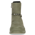 Stylowe khaki botki Caprice z miękkiego zamszu. Model na grubej, wzmocnionej podeszwie z efektownym łańcuszkiem przy kostce. Technologia CLIMOTION zapewnia idealny mikroklimat i wybitną amortyzację. Świetny wybór na jesień i zimę.