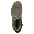 Stylowe khaki botki Caprice z miękkiego zamszu. Model na grubej, wzmocnionej podeszwie z efektownym łańcuszkiem przy kostce. Technologia CLIMOTION zapewnia idealny mikroklimat i wybitną amortyzację. Świetny wybór na jesień i zimę.