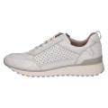 Nowoczesne białe sneakersy Caprice wykonane z miękkiej skóry jelenia. Perforowana cholewka dba o wentylację, a podwyższona podeszwa z technologią AIRMOTION zapewnia znakomitą amortyzację i komfort. Idealne do miejskich stylizacji