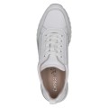 Nowoczesne białe sneakersy Caprice wykonane z miękkiej skóry jelenia. Perforowana cholewka dba o wentylację, a podwyższona podeszwa z technologią AIRMOTION zapewnia znakomitą amortyzację i komfort. Idealne do miejskich stylizacji