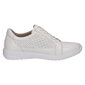 Wygodne białe sneakersy Caprice wykonane z niezwykle miękkiej skóry jelenia. Ażurowe wstawki zapewniają przewiewność, a technologia AIRMOTION gwarantuje doskonałą cyrkulację powietrza i amortyzację. Idealny wybór na co dzień.