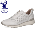 Nowoczesne białe sneakersy Caprice wykonane z miękkiej skóry jelenia. Perforowana cholewka dba o wentylację, a podwyższona podeszwa z technologią AIRMOTION zapewnia znakomitą amortyzację i komfort. Idealne do miejskich stylizacji