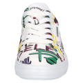 Oryginalne białe sneakersy marki Peter Kaiser zdobione wielobarwnym nadrukiem w stylu graffiti i napisami. Wykonane ze skóry, z grubszą, wygodną podeszwą. Wyjątkowy dodatek, który nada charakteru każdej codziennej stylizacji.