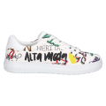 Oryginalne białe sneakersy marki Peter Kaiser zdobione wielobarwnym nadrukiem w stylu graffiti i napisami. Wykonane ze skóry, z grubszą, wygodną podeszwą. Wyjątkowy dodatek, który nada charakteru każdej codziennej stylizacji.
