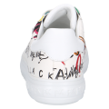 Oryginalne białe sneakersy marki Peter Kaiser zdobione wielobarwnym nadrukiem w stylu graffiti i napisami. Wykonane ze skóry, z grubszą, wygodną podeszwą. Wyjątkowy dodatek, który nada charakteru każdej codziennej stylizacji.