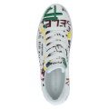 Oryginalne białe sneakersy marki Peter Kaiser zdobione wielobarwnym nadrukiem w stylu graffiti i napisami. Wykonane ze skóry, z grubszą, wygodną podeszwą. Wyjątkowy dodatek, który nada charakteru każdej codziennej stylizacji.