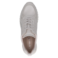 Wygodne, jasnobeżowe sneakersy damskie Caprice wykonane z miękkiej skóry naturalnej. Perforacja na cholewce i technologia AIRMOTION gwarantują doskonałą cyrkulację powietrza oraz amortyzację. Idealne do codziennych, miejskich stylizacji.