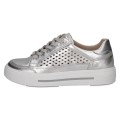 Stylowe, srebrne sneakersy damskie Caprice ze skóry naturalnej o metalicznym wykończeniu. Ażurkowa cholewka i system AIRMOTION dbają o optymalną wentylację oraz wyrazisty wygląd. Wygodny i modny wybór do miejskich stylizacji
