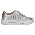 Stylowe, srebrne sneakersy damskie Caprice ze skóry naturalnej o metalicznym wykończeniu. Ażurkowa cholewka i system AIRMOTION dbają o optymalną wentylację oraz wyrazisty wygląd. Wygodny i modny wybór do miejskich stylizacji