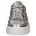 Stylowe, srebrne sneakersy damskie Caprice ze skóry naturalnej o metalicznym wykończeniu. Ażurkowa cholewka i system AIRMOTION dbają o optymalną wentylację oraz wyrazisty wygląd. Wygodny i modny wybór do miejskich stylizacji
