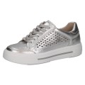 Stylowe, srebrne sneakersy damskie Caprice ze skóry naturalnej o metalicznym wykończeniu. Ażurkowa cholewka i system AIRMOTION dbają o optymalną wentylację oraz wyrazisty wygląd. Wygodny i modny wybór do miejskich stylizacji