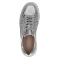 Stylowe, srebrne sneakersy damskie Caprice ze skóry naturalnej o metalicznym wykończeniu. Ażurkowa cholewka i system AIRMOTION dbają o optymalną wentylację oraz wyrazisty wygląd. Wygodny i modny wybór do miejskich stylizacji