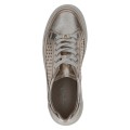 Stylowe, złote sneakersy damskie Caprice ze skóry naturalnej o metalicznym wykończeniu. Ażurkowa cholewka i system AIRMOTION dbają o optymalną wentylację oraz wyrazisty wygląd. Wygodny i modny wybór do miejskich stylizacji.