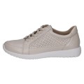 Wygodne, beżowe sneakersy damskie Caprice ze skóry naturalnej. Perforowana cholewka oraz system AIRMOTION dbają o idealną cyrkulację powietrza i miękkość na każdym kroku. Stylowy i komfortowy model idealny na co dzień.