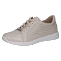Wygodne, beżowe sneakersy damskie Caprice ze skóry naturalnej. Perforowana cholewka oraz system AIRMOTION dbają o idealną cyrkulację powietrza i miękkość na każdym kroku. Stylowy i komfortowy model idealny na co dzień.