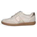 Stylowe, beżowe sneakersy damskie Caprice wykonane z wysokiej jakości skóry naturalnej. Model ozdobiony złocistym paskiem i zapiętkiem oraz osadzony na gumowej podeszwie. Technologia AIRMOTION gwarantuje idealną wentylację i amortyzację.