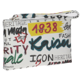 Stylowa torebka saszetka do ręki Peter Kaiser z wyrazistym, artystycznym nadrukiem w stylu graffiti. Wykonana ze skóry, zapinana na suwak, z wygodnym paskiem na nadgarstek. Idealny, wyrazisty akcent do nowoczesnych stylizacji.
