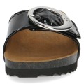 Damskie klapki Caprice z czarnej lakierowanej skóry z dużą, ozdobną klamrą. Technologia CLIMOTION zapewnia regulację klimatu, świeżość oraz miękką amortyzację stopy. Wygodny fason na profilowanej podeszwie z efektem korka.