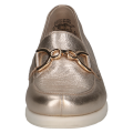 Złote mokasyny damskie Caprice uszyte z połyskującej skóry o delikatnej strukturze. Technologia AIRMOTION zapewnia stałą cyrkulację powietrza i doskonałą amortyzację. Elegancki fason z metalową ozdobą na jasnej, grubszej podeszwie.