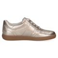 Złote sneakersy damskie Caprice wykonane z połyskującej skóry naturalnej. Technologia AIRMOTION dba o prawidłową cyrkulację powietrza i sprężystą amortyzację. Elegancki, sportowy fason ze sznurowaniem i brązową podeszwą.