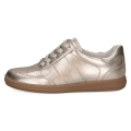 Złote sneakersy damskie Caprice wykonane z połyskującej skóry naturalnej. Technologia AIRMOTION dba o prawidłową cyrkulację powietrza i sprężystą amortyzację. Elegancki, sportowy fason ze sznurowaniem i brązową podeszwą.