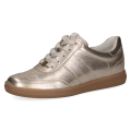 Złote sneakersy damskie Caprice wykonane z połyskującej skóry naturalnej. Technologia AIRMOTION dba o prawidłową cyrkulację powietrza i sprężystą amortyzację. Elegancki, sportowy fason ze sznurowaniem i brązową podeszwą.