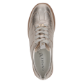 Złote sneakersy damskie Caprice wykonane z połyskującej skóry naturalnej. Technologia AIRMOTION dba o prawidłową cyrkulację powietrza i sprężystą amortyzację. Elegancki, sportowy fason ze sznurowaniem i brązową podeszwą.