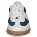 Damskie sneakersy Caprice z białej skóry naturalnej i niebieskiego materiału jeansowego. Technologia AIRMOTION zapewnia optymalną cyrkulację powietrza i amortyzację. Sportowy fason na stabilnej, brązowej podeszwie.