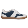 Damskie sneakersy Caprice z białej skóry naturalnej i niebieskiego materiału jeansowego. Technologia AIRMOTION zapewnia optymalną cyrkulację powietrza i amortyzację. Sportowy fason na stabilnej, brązowej podeszwie.