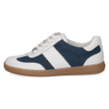 Damskie sneakersy Caprice z białej skóry naturalnej i niebieskiego materiału jeansowego. Technologia AIRMOTION zapewnia optymalną cyrkulację powietrza i amortyzację. Sportowy fason na stabilnej, brązowej podeszwie.