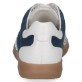 Damskie sneakersy Caprice z białej skóry naturalnej i niebieskiego materiału jeansowego. Technologia AIRMOTION zapewnia optymalną cyrkulację powietrza i amortyzację. Sportowy fason na stabilnej, brązowej podeszwie.
