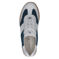 Damskie sneakersy Caprice z białej skóry naturalnej i niebieskiego materiału jeansowego. Technologia AIRMOTION zapewnia optymalną cyrkulację powietrza i amortyzację. Sportowy fason na stabilnej, brązowej podeszwie.