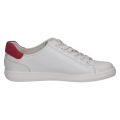 Damskie sneakersy Caprice z technologią AIRMOTION zapewniającą amortyzację i cyrkulację powietrza. Model wykonany z białej skóry, z ozdobnym czerwonym zapiętkiem oraz wygodną, płaską podeszwą.