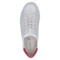 Damskie sneakersy Caprice z technologią AIRMOTION zapewniającą amortyzację i cyrkulację powietrza. Model wykonany z białej skóry, z ozdobnym czerwonym zapiętkiem oraz wygodną, płaską podeszwą.