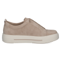 Zamszowe sneakersy damskie Caprice w odcieniu beżu. Model z praktycznym, elastycznym sznurowaniem i pętelką na pięcie, osadzony na grubszej podeszwie ze stylowym wgłębieniem. Idealne obuwie na co dzień.