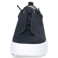 Damskie sneakersy Caprice wykonane ze skóry zamszowej w kolorze granatowym. Model wyposażono w amortyzującą wkładkę AIRMOTION, wygodne ściągające sznurówki oraz pogrubioną, białą podeszwę przełamaną ciemnym paskiem.
