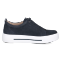Damskie sneakersy Caprice wykonane ze skóry zamszowej w kolorze granatowym. Model wyposażono w amortyzującą wkładkę AIRMOTION, wygodne ściągające sznurówki oraz pogrubioną, białą podeszwę przełamaną ciemnym paskiem.