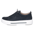 Damskie sneakersy Caprice wykonane ze skóry zamszowej w kolorze granatowym. Model wyposażono w amortyzującą wkładkę AIRMOTION, wygodne ściągające sznurówki oraz pogrubioną, białą podeszwę przełamaną ciemnym paskiem.