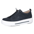 Damskie sneakersy Caprice wykonane ze skóry zamszowej w kolorze granatowym. Model wyposażono w amortyzującą wkładkę AIRMOTION, wygodne ściągające sznurówki oraz pogrubioną, białą podeszwę przełamaną ciemnym paskiem.