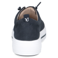 Damskie sneakersy Caprice wykonane ze skóry zamszowej w kolorze granatowym. Model wyposażono w amortyzującą wkładkę AIRMOTION, wygodne ściągające sznurówki oraz pogrubioną, białą podeszwę przełamaną ciemnym paskiem.