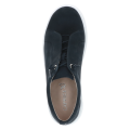 Damskie sneakersy Caprice wykonane ze skóry zamszowej w kolorze granatowym. Model wyposażono w amortyzującą wkładkę AIRMOTION, wygodne ściągające sznurówki oraz pogrubioną, białą podeszwę przełamaną ciemnym paskiem.