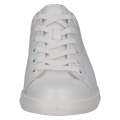 Klasyczne białe sneakersy damskie marki Caprice. Wykonane z gładkiej skóry naturalnej, ozdobione srebrną wstawką na pięcie. Posiadają wygodną, płaską podeszwę i elastyczne sznurowanie, idealne do codziennych stylizacji
