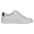 Klasyczne białe sneakersy damskie marki Caprice. Wykonane z gładkiej skóry naturalnej, ozdobione srebrną wstawką na pięcie. Posiadają wygodną, płaską podeszwę i elastyczne sznurowanie, idealne do codziennych stylizacji
