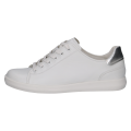 Klasyczne białe sneakersy damskie marki Caprice. Wykonane z gładkiej skóry naturalnej, ozdobione srebrną wstawką na pięcie. Posiadają wygodną, płaską podeszwę i elastyczne sznurowanie, idealne do codziennych stylizacji