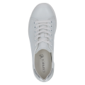 Klasyczne białe sneakersy damskie marki Caprice. Wykonane z gładkiej skóry naturalnej, ozdobione srebrną wstawką na pięcie. Posiadają wygodną, płaską podeszwę i elastyczne sznurowanie, idealne do codziennych stylizacji