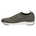 Oliwkowe buty sportowe Caprice Kaiafly to lekkie sneakersy damskie z naturalnego nubuku. Technologia AIRMOTION, wyjmowana wkładka i elastyczna podeszwa zapewniają doskonałą amortyzację, przewiewność oraz wygodę podczas codziennego noszenia.