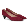 Czerwone czółenka Peter Kaiser zostały uszyte skóry zamszowej i wykończone wyraźnie spiczastym noskiem. Klasycznie wyprofilowana cholewka pewnie przylega do stopy. Niski, stabilny obcas typu kaczuszka w szarym odcieniu zapewnia komfort noszenia.