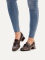 Eleganckie bordowe loafersy Caprice ze skóry lakierowanej. Efektowny węzeł na cholewce dodaje klasy, wkładka MEMOTION dba o miękkie dopasowanie, a obcas z systemem ANTISHOKK redukuje wstrząsy, chroniąc kręgosłup podczas chodzenia.