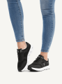 Sportowe czarne sneakersy Caprice. Sznurowana cholewka zapewnia wygodne dopasowanie, a innowacyjna technologia CLIMOTION w elastycznej podeszwie dba o doskonałą amortyzację, elastyczność i optymalny mikroklimat stóp.
