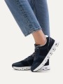 Wegańskie granatowe sneakersy Caprice wykonane z lekkiej tkaniny i siateczki. Innowacyjna podeszwa z technologią CLIMOTION zapewnia niezwykłą miękkość, sprężystość oraz optymalną cyrkulację powietrza przy każdym kroku.